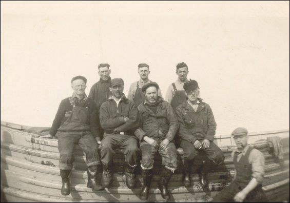 Employés de la Union Shipbuilding Company. Derrière : Fred Mackey, Jack Peters et Peter House. Devant : John Norman, Edward Chaulk, Cecil Lodge, Sam Sweetland et Alex Cooze.