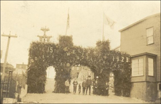 An arch on Bungalow Hill welcoming Governor and Lady Allardyce to Port Union.