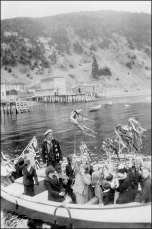 Défilé d'écoliers (dans une barque), Jour du Couronnement