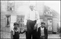 George Gilbert et ses petits-fils, Freddie et Wesley Halfyard