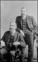 George Coffin (assis) et un ami non identifié