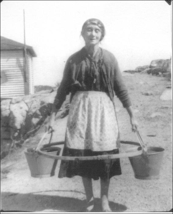 Hannah Rogers, transportant de l'eau à Fair Island